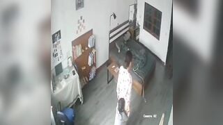 Không hiểu bà chị bị gì mà tự nhiên tụt quần cho thằng bé liếm đít
