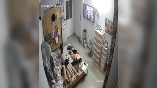 Bà mẹ hư hỏng để con xoa đít hôn lên đít nhưng không phản ứng gì