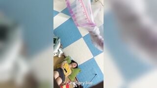 Quay lén chị dâu ở nhà một mình móc lồn trong phòng và cái kết