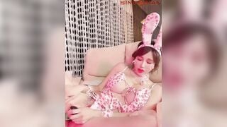 Con thỏ dâm chubby vú to lồn múp thủ dâm bằng cặc giả dâm đãng chảy nước