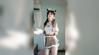 gái xinh loli đút máy rung vào bím rồi nhảy tiktok dâm đãng quá