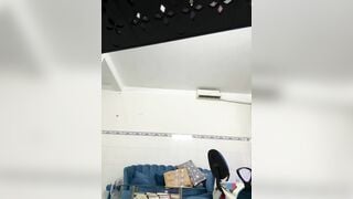 Vừa gội đầu cho khách vừa live thủ dâm 2