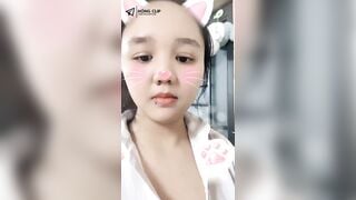Bé Chip Vú To Live Nhảy Chào Mọi Người
