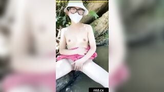 Đổi gió livetream đưa e ghệ dâm ra bờ suối bú cu chịch public vừa phê vừa run