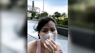 Em gái show hàng public tại nơi công cộng