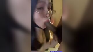 Gái dâm đeo kính bú cu điêu luyện