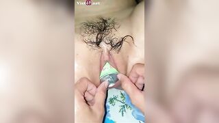 Thử bướm em với lon nước ngọt trà bí đao