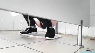 Quay lén nhà wc công cộng
