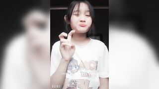 Lén ăn cắp được clip trong máy con bạn cùng lớp