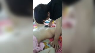 Bú lồn địt con chị gái đang nứng