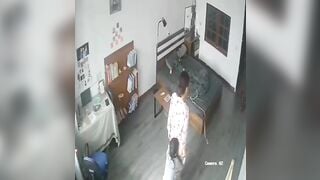 Không biết bà dì này dâm đãng thế nào mà tụt quần rồi cho cháu bú lồn mình