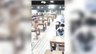 Gái dâm say rượu cởi quần đái ngay trong quán ăn
