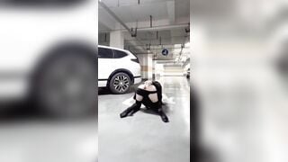 Dâm nữ nứng lồn xuống bãi để xe tự quay video cắm sextoy vào đit móc