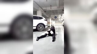 Dâm nữ nứng lồn xuống bãi để xe tự quay video cắm sextoy vào đit móc