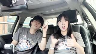 cặp đôi chờ đèn đỏ lâu quá vạch vú người yêu ra mút