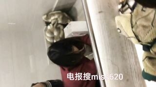 hai em học sinh quay video địt nhau trước gương