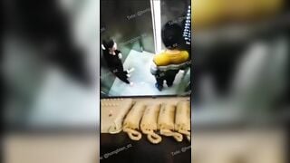 Trai trẻ lái máy bay bà già trong thang máy ở Trung Quốc phong cách giống như ởấn Độ