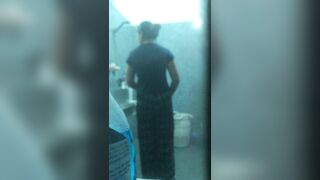 Em hàng xóm tắm 11