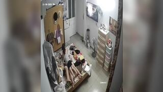 Thằng cháu hạnh phúc vui đùa cùng cặp mông trắng nõn của dì 1 video vippro