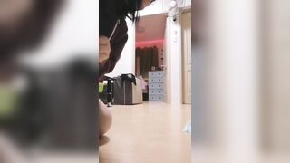 Em gái xinh đẹp có sở thích biến thái thích show lồn public mà sợ ng nhà phát hiện