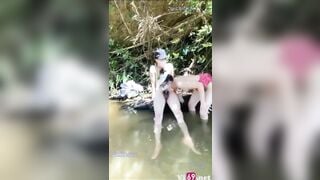 Đưa em ra bờ suối public chịch mà nước lạnh quá chim anh không cứng lên được