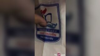 Thua thật thách cô gái bị ép bú cu còn bị bạn học sờ mó lung tung bóp vú trắng trợn
