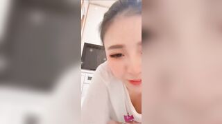 Em gái bán hàng bị lộ vú ngon mặt sinh siêu dâm