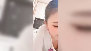 Em gái bán hàng bị lộ vú ngon mặt sinh siêu dâm