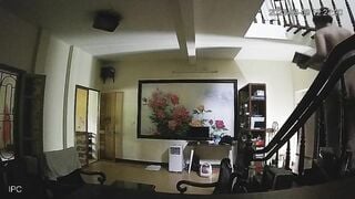 Hack cam khi em gái hàng xóm khoả thân