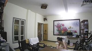 Hack cam khi em gái hàng xóm khoả thân