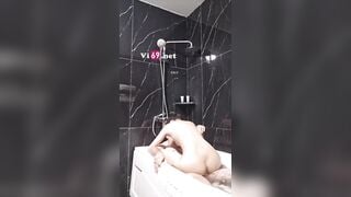 Chịch từ phòng tắm ra đến giường mà em gái 2k vẫn muốn anh bóp vú mạnh lên 3