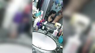 em xinh viên dâm đãng bú cu cho người yêu trong nhà tắm