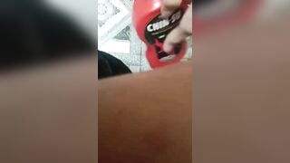 Thanh niên sục bôi tương ớt
