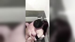 Đôi trẻ Việt lén lút địt nhau trong toilet