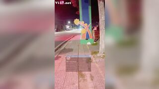 EM GÁI THÍCH RA ĐƯỜNG ĐỊT NHAU