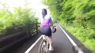đi xe đạp bị rách quần bị người lạ nhìn thấy thế là họ địt nhau luôn