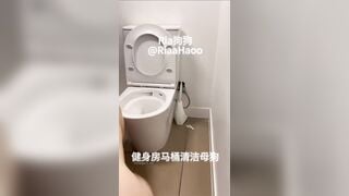 Con đĩ dâm đãng thềm cặc chủ nhân liếm hết nước đái của chủ nhân trog bồn cầu