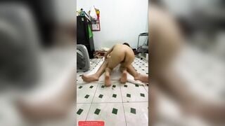 Thích vẻ gượng ép không dám rên của em khi địt ở phòng trọ