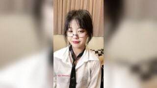 Em sinh viên đeo kính vú to lồn non thủ dâm khoe hàng dâm đãng