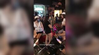 Tổng hợp clip gái xinh cởi đồ đi bão ăn mừng U22 VN vô địch Sea Game