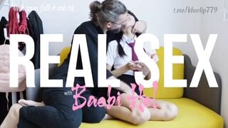 Thầy giáo ngoại ngữ và em hs mới lớn