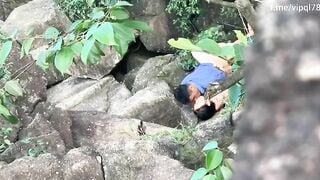 Vô tình quay lén đc cặp đôi ngoại tình trốn lên núi địt nhau public khi đi leo núi