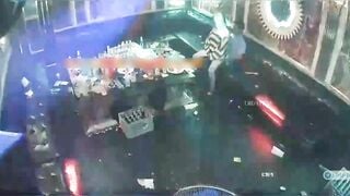 Hack cam quán hát,ông chú hồi xuân trốn vợ đi hát địt luôn e nhân viên trẻ trog phòng