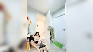 Dâm nữ cosplay cô thư kí dâm đãng mở toang cửa phòng ngồi trc cửa quay vid móc lồn