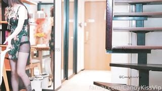 Mẹ kế trẻ xinh đẹp thiếu tình cảm của bố đành ăn trái cấm với con trai