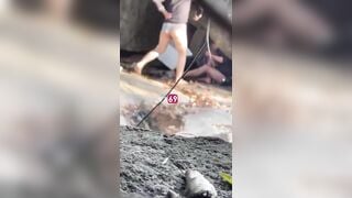 Cặp đôi tranh thủ chịch nhau trong hang đá khi đi phượt