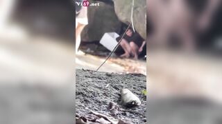 Cặp đôi tranh thủ chịch nhau trong hang đá khi đi phượt