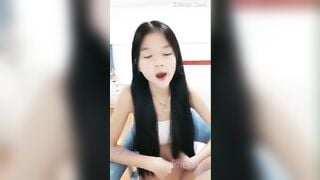 tuổi đời con trẻ nhưng đã biết lên mạng livestream kiếm tiền cùng bạn trai