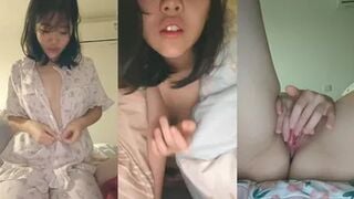 Em Loli siêu dễ thương ở nhà 1 mình chán quá liền cởi đồ thủ dâm khoe lồn