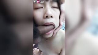 Miệng thì bú cu không ngừng còn mồm thì vẫn rên la van xin dẫu anh còn chưa làm gì